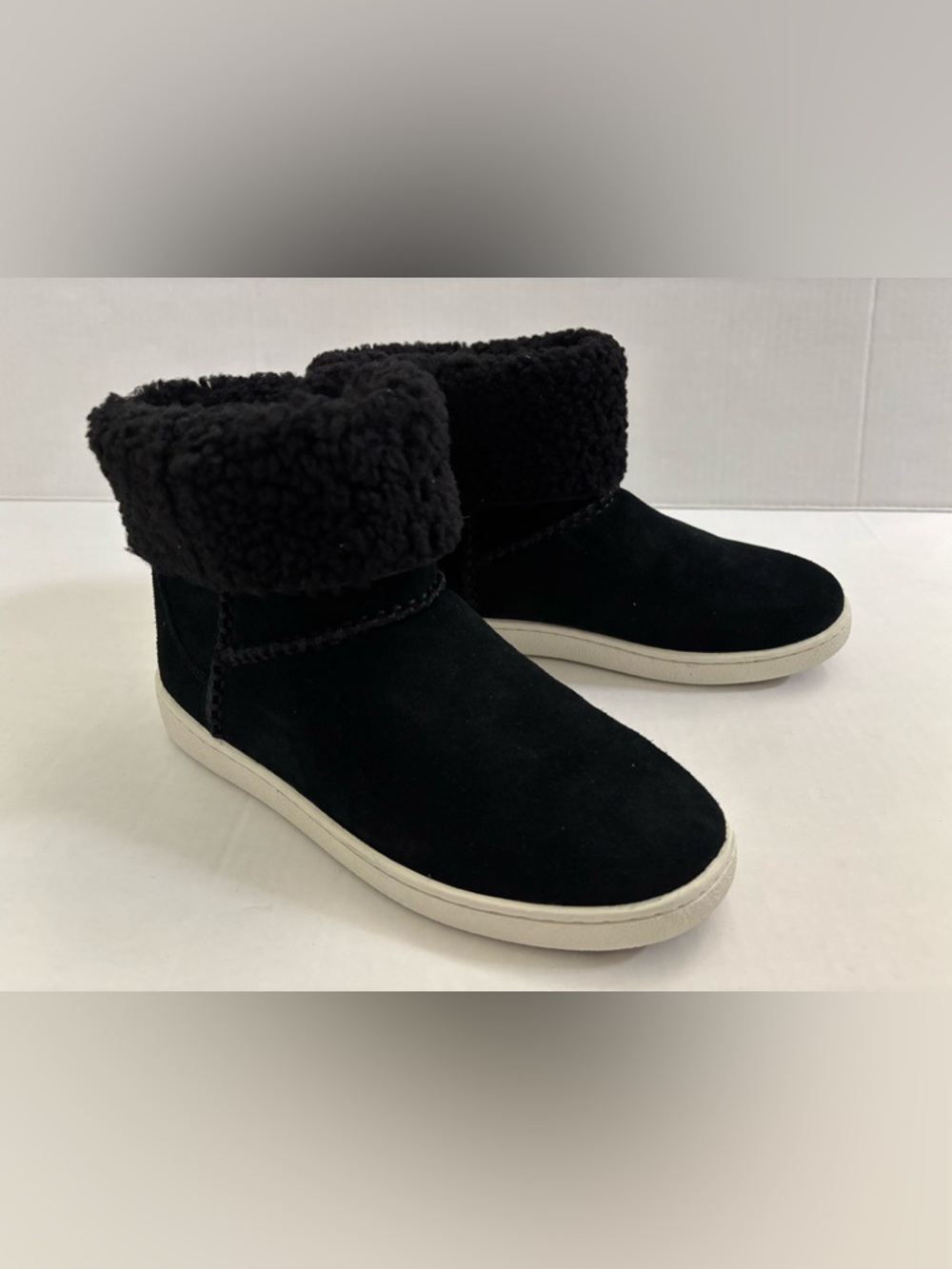 New! UGG Women’s Mika Classic Sneaker Back Size US 7